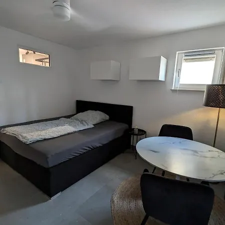 Waldstadt Charme Hideaway Kueche-balkon-netflix *