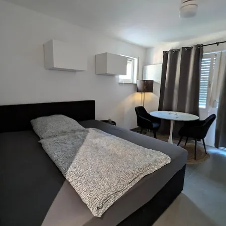 Waldstadt Charme Hideaway Kueche-balkon-netflix