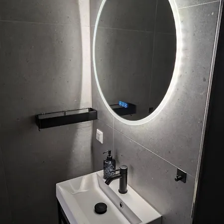 Waldstadt Charme Hideaway Kueche-balkon-netflix *