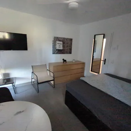 Waldstadt Charme Hideaway Kueche-balkon-netflix * Καρλσρούη