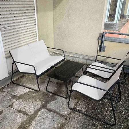 Waldstadt Charme Hideaway Kueche-balkon-netflix Apartment