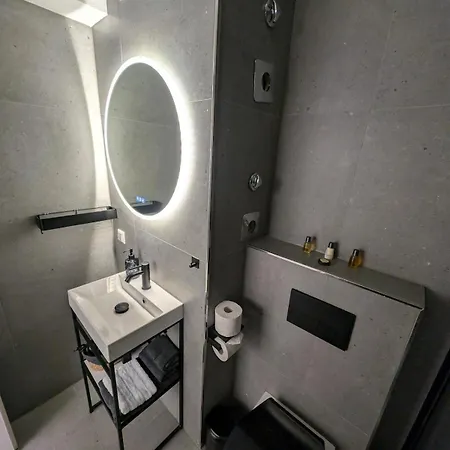 Waldstadt Charme Hideaway Kueche-balkon-netflix